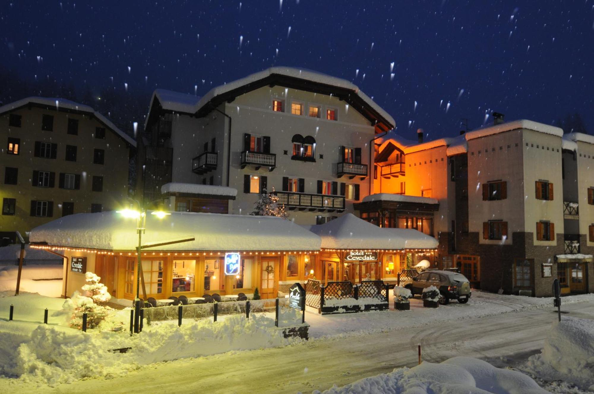 Hotel Cevedale Living Romance Hotel Коголо Екстериор снимка