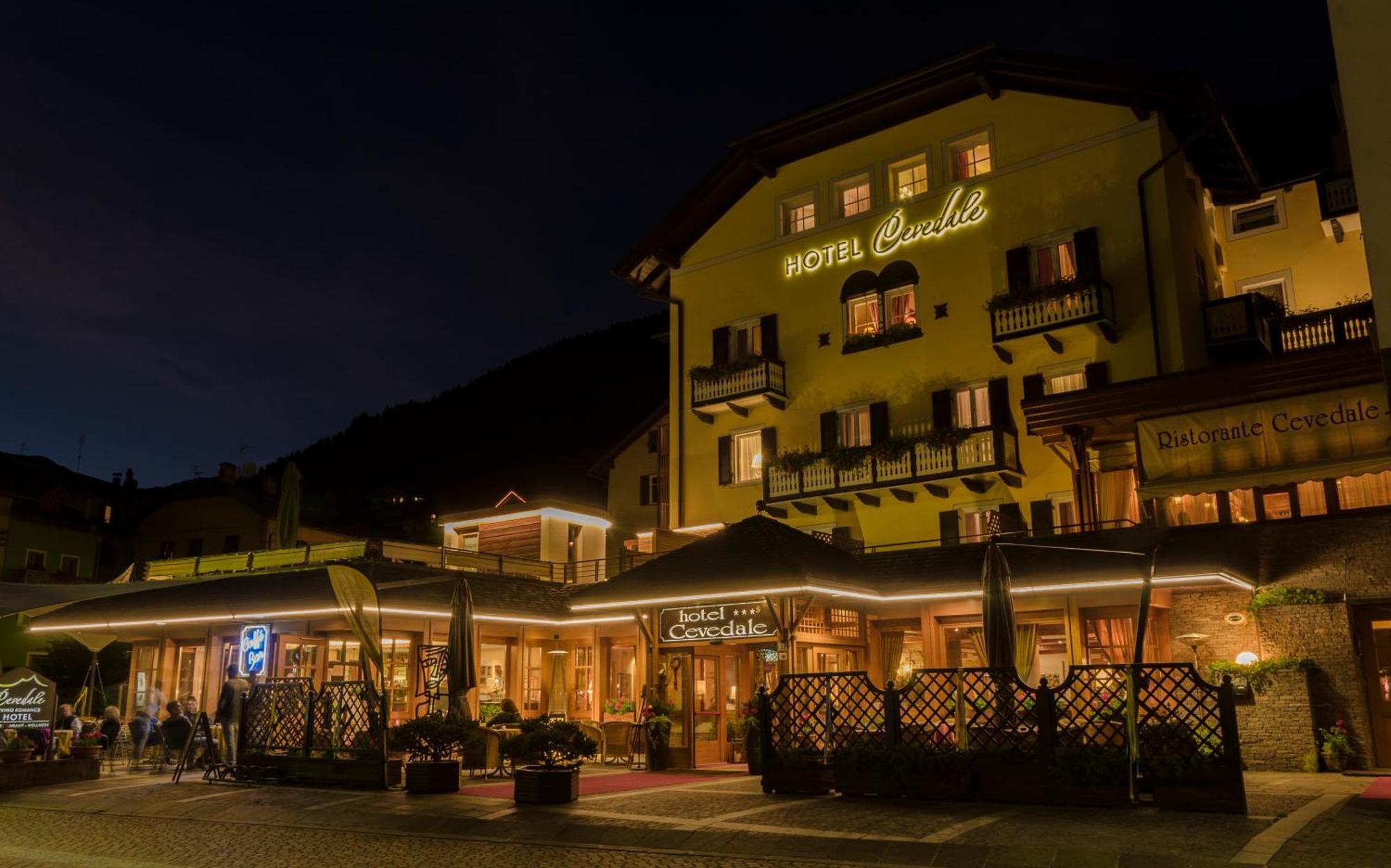 Hotel Cevedale Living Romance Hotel Коголо Екстериор снимка