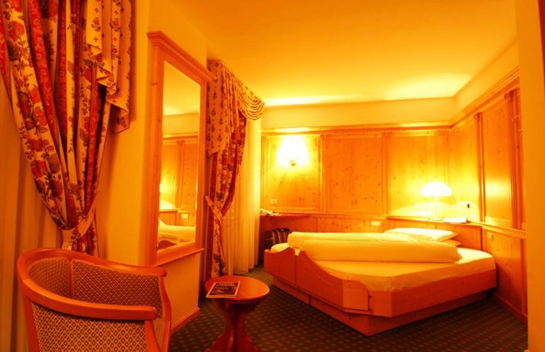 Hotel Cevedale Living Romance Hotel Коголо Стая снимка