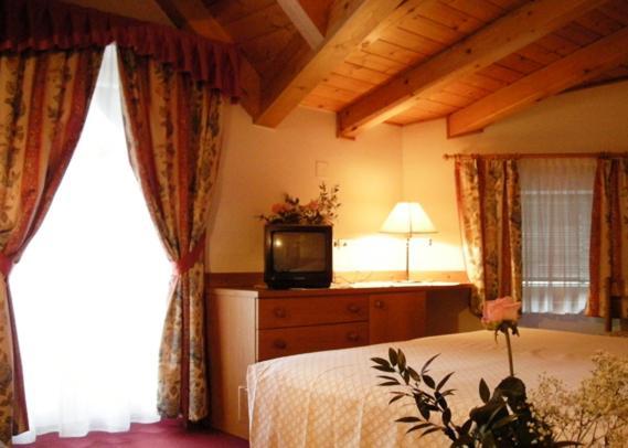 Hotel Cevedale Living Romance Hotel Коголо Екстериор снимка