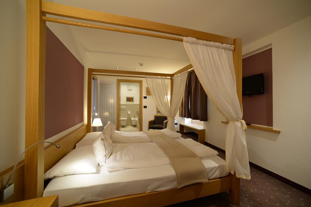 Hotel Cevedale Living Romance Hotel Коголо Екстериор снимка