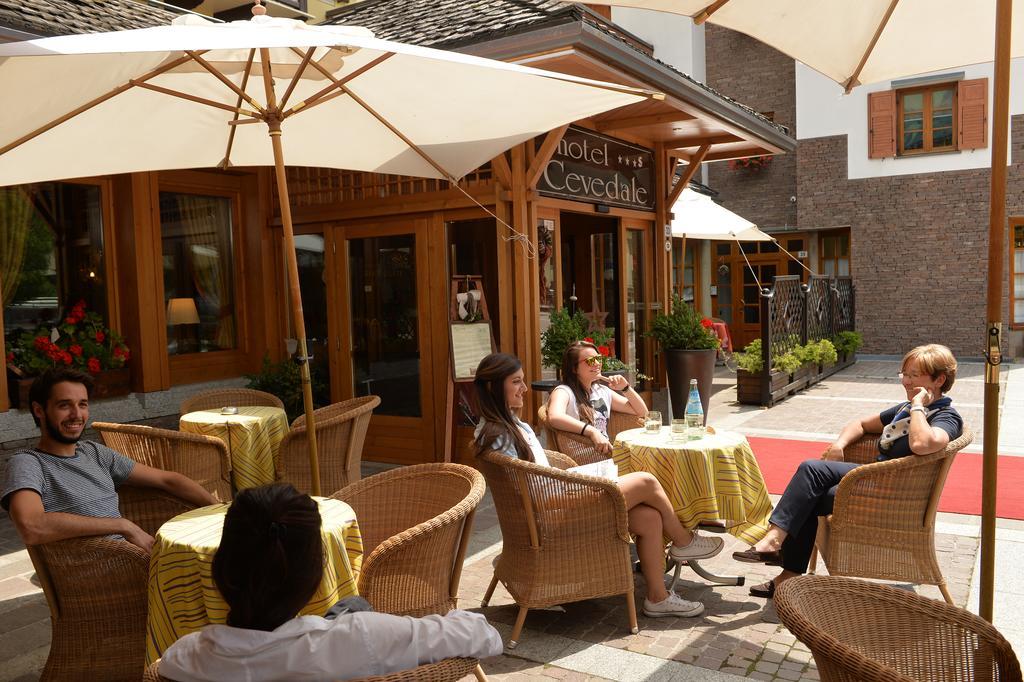 Hotel Cevedale Living Romance Hotel Коголо Екстериор снимка
