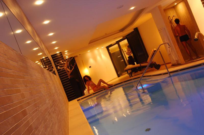 Hotel Cevedale Living Romance Hotel Коголо Екстериор снимка