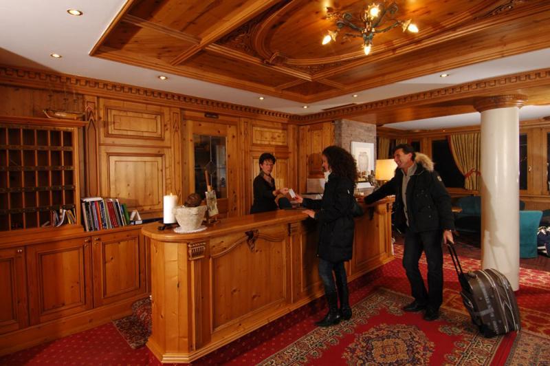 Hotel Cevedale Living Romance Hotel Коголо Екстериор снимка