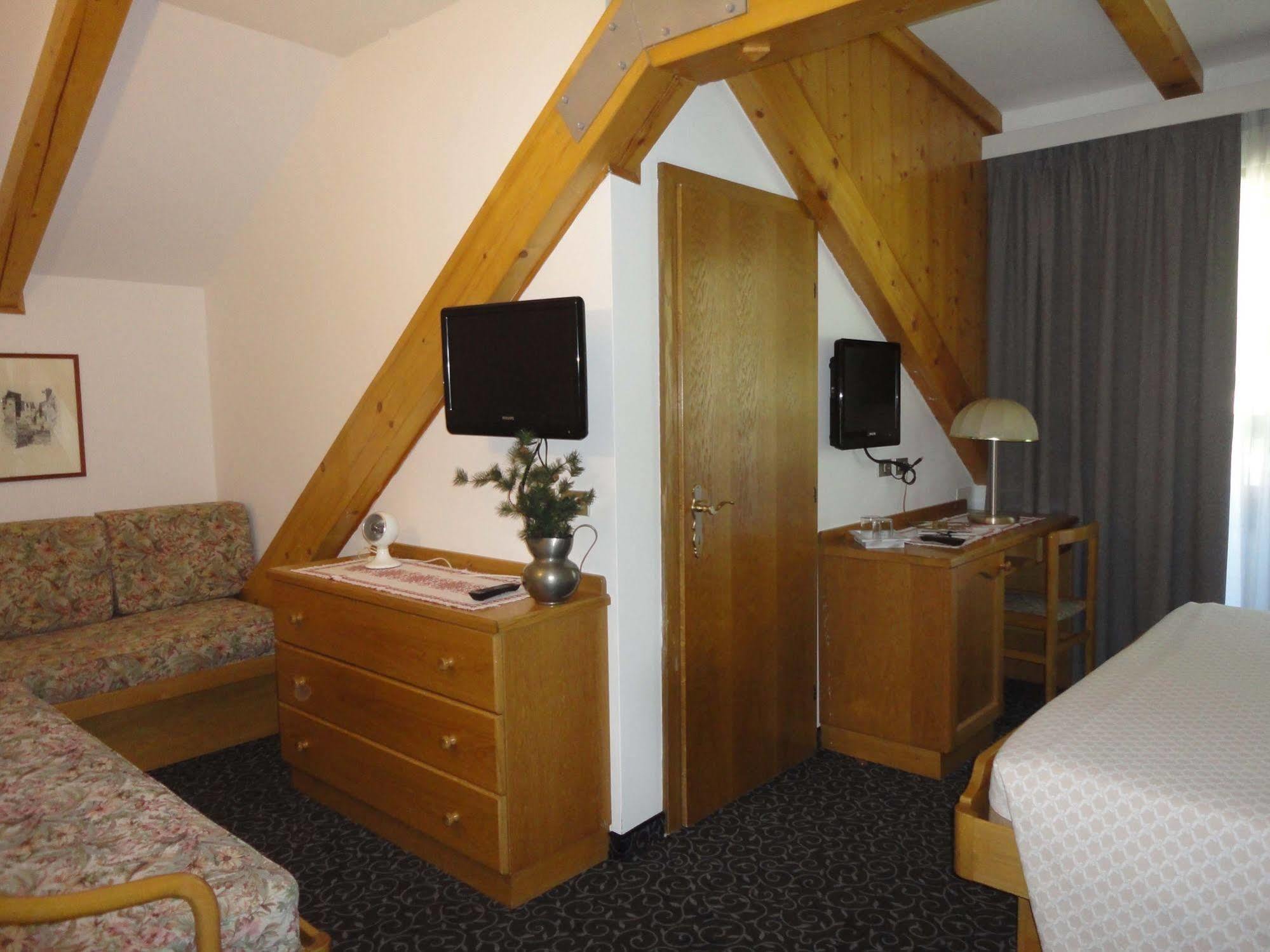 Hotel Cevedale Living Romance Hotel Коголо Екстериор снимка